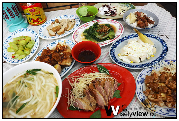 【食記】新北市。新店區：豬腳大王米苔目＠黑白切小菜種類多，位於7-11騎樓 @WISELY's 拍拍照寫寫字