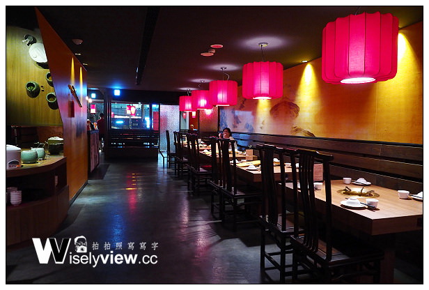 【食記】台北市。松山區：畏公長生麻辣鍋＠味道溫和環境復古，台北小巨蛋正對面