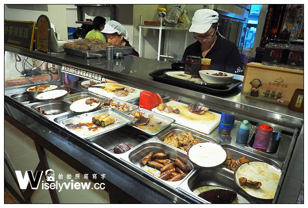 【食記】新北市。淡水區：黑殿飯店(帶骨排骨飯)＠漁人碼頭與老街之間，淡水必吃美食