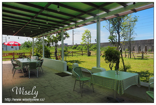 【食記】宜蘭縣。冬山鄉：71°N庭園咖啡＠夢幻土耳其藍歐風鄉村小屋～親子友善餐廳