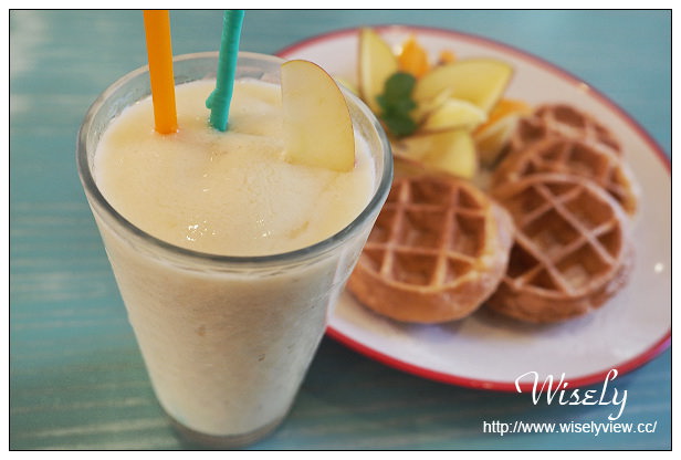 【食記】宜蘭縣。冬山鄉：71°N庭園咖啡＠夢幻土耳其藍歐風鄉村小屋～親子友善餐廳