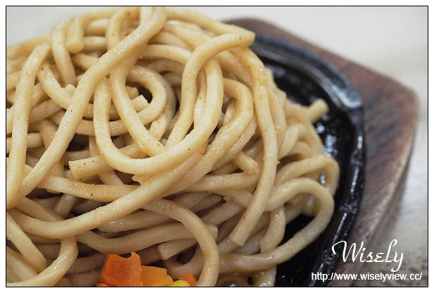 羅東夜市 加州牛排︱雙味豬排與超份量鐵板麵︱宜蘭在地老店