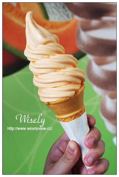 【分享】Fami全家芒果霜淇淋 VS.  7-ELEVEN夕張哈密瓜霜淇淋@價格口味比較&販售門市資訊