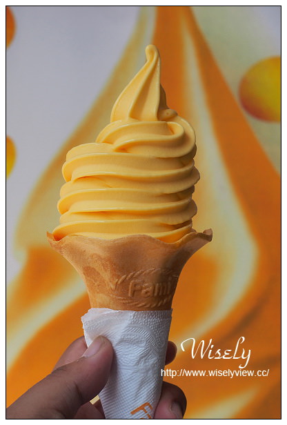 【分享】Fami全家芒果霜淇淋 VS.  7-ELEVEN夕張哈密瓜霜淇淋@價格口味比較&販售門市資訊