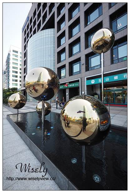 【遊記】台北市。信義區：幾米公車(月亮忘記了)＠通往「遺忘、記住」，信義路五段100號