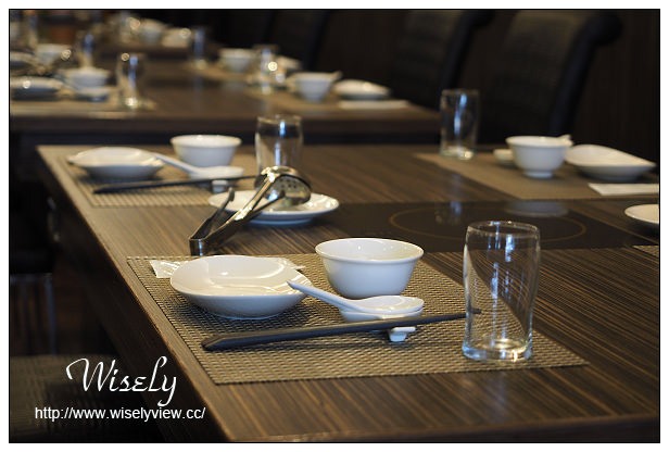 【食記】高雄市。苓雅區：食尚圓桌海鮮鍋物＠雙人海陸活龍蝦套餐，份量多夠超值！