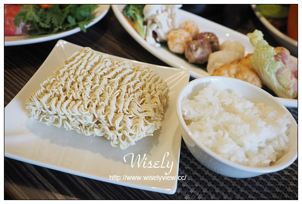 【食記】高雄市。苓雅區：食尚圓桌海鮮鍋物＠雙人海陸活龍蝦套餐，份量多夠超值！