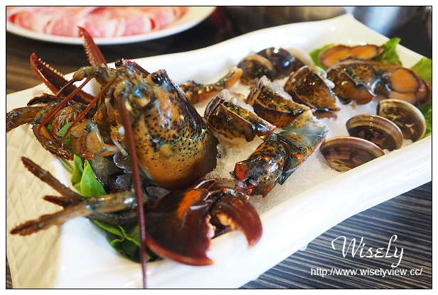 【食記】高雄市。苓雅區：食尚圓桌海鮮鍋物＠雙人海陸活龍蝦套餐，份量多夠超值！