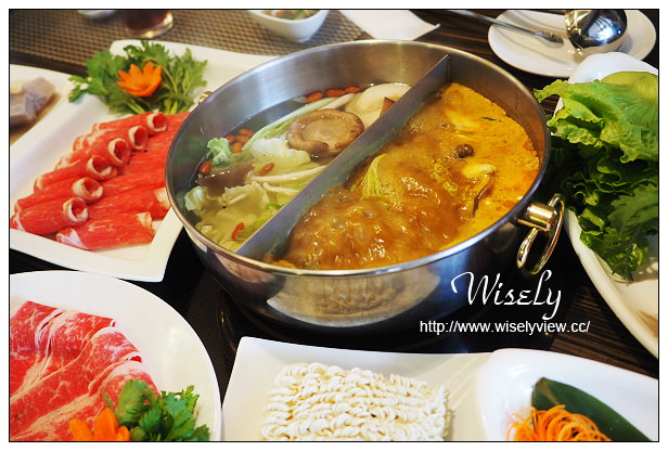 【食記】高雄市。苓雅區：食尚圓桌海鮮鍋物＠雙人海陸活龍蝦套餐，份量多夠超值！