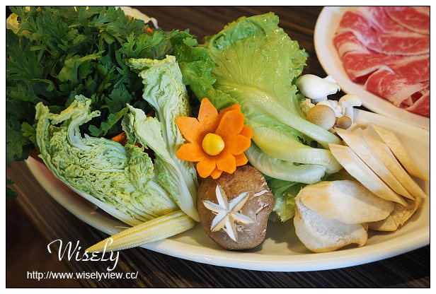 【食記】高雄市。苓雅區：食尚圓桌海鮮鍋物＠雙人海陸活龍蝦套餐，份量多夠超值！