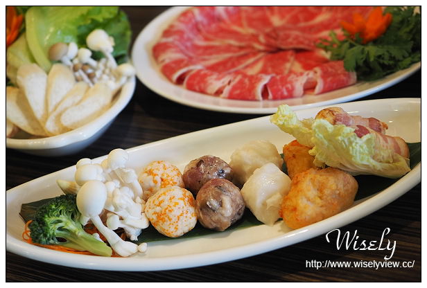 【食記】高雄市。苓雅區：食尚圓桌海鮮鍋物＠雙人海陸活龍蝦套餐，份量多夠超值！