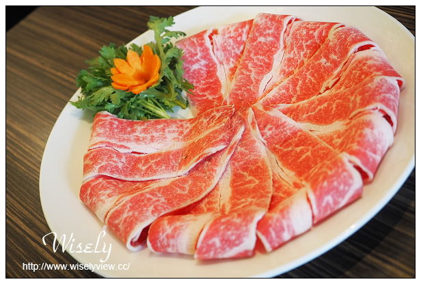 【食記】高雄市。苓雅區：食尚圓桌海鮮鍋物＠雙人海陸活龍蝦套餐，份量多夠超值！