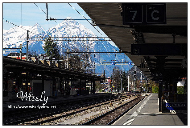 【旅行】歐洲。瑞士：因特拉肯(Interlaken)自由行_Day01＠國泰航空香港轉機、兩段鐵路火車轉搭、維多利亞少女峰溫泉大酒店、Da Rafmi意式披薩餐廳、馬車城市周遊60分鐘、Schuh Restaurant、KIRCHHOFER購物 @WISELY&#039;s 拍拍照寫寫字