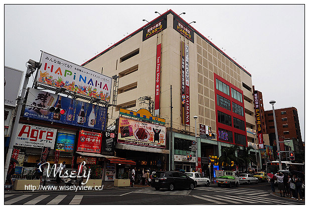 【旅行】日本沖繩。巨匠旅遊：藍寶石公主遊輪_Day02＠國際通一日遊～沖繩限定明信片、星巴克沖繩杯、鹽屋冰淇淋、牧志公設市場採購、大眾酒場立足屋、守禮堂(除魔獅子/風獅爺)、まんまる商店(沖繩鄉土料理居酒屋)、御菓子御殿