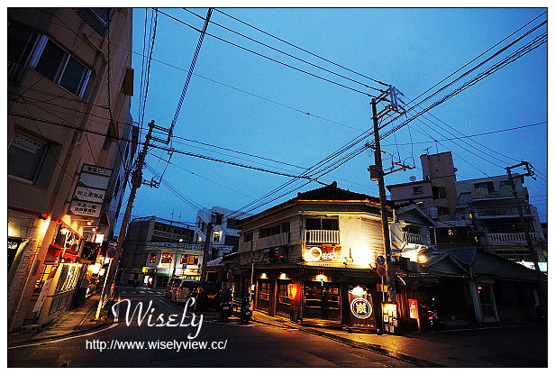 【旅行】日本沖繩。巨匠旅遊：藍寶石公主遊輪_Day02＠國際通一日遊～沖繩限定明信片、星巴克沖繩杯、鹽屋冰淇淋、牧志公設市場採購、大眾酒場立足屋、守禮堂(除魔獅子/風獅爺)、まんまる商店(沖繩鄉土料理居酒屋)、御菓子御殿