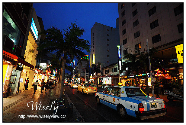 【旅行】日本沖繩。巨匠旅遊：藍寶石公主遊輪_Day02＠國際通一日遊～沖繩限定明信片、星巴克沖繩杯、鹽屋冰淇淋、牧志公設市場採購、大眾酒場立足屋、守禮堂(除魔獅子/風獅爺)、まんまる商店(沖繩鄉土料理居酒屋)、御菓子御殿