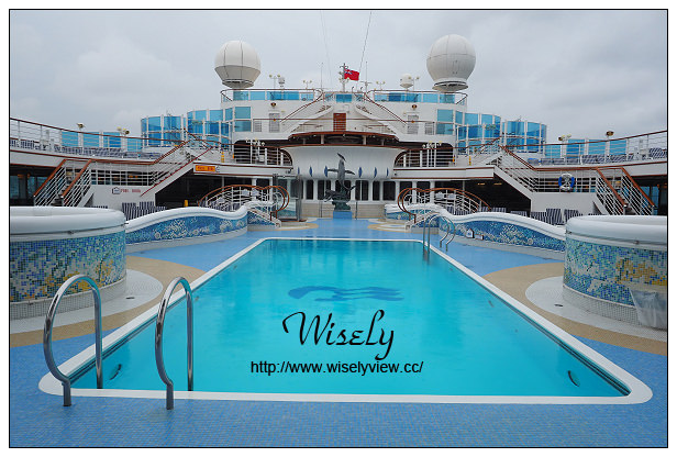 【旅行】日本沖繩。巨匠旅遊：藍寶石公主遊輪_Day03＠若狹港岸AEON(24小時超市)採購、龍蝦燒烤吧、船首船尾泳池景觀隨拍、50週年紀念特餐、香檳瀑布儀式、SABATINIS義式料理套餐、船頂迪斯可舞廳、免稅購物心得分享