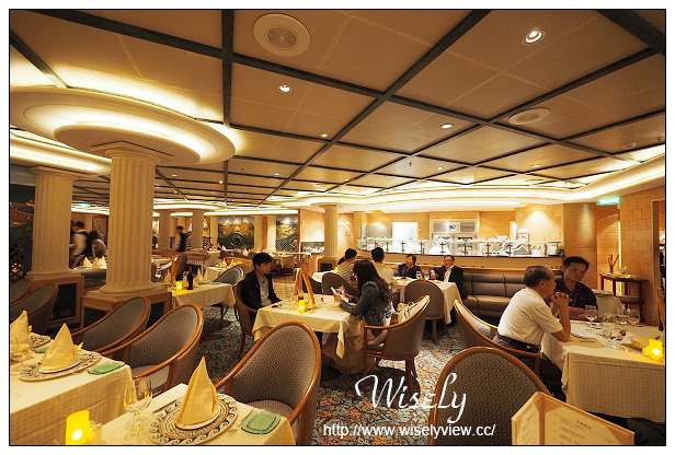 【旅行】日本沖繩。巨匠旅遊：藍寶石公主遊輪_Day03＠若狹港岸AEON(24小時超市)採購、龍蝦燒烤吧、船首船尾泳池景觀隨拍、50週年紀念特餐、香檳瀑布儀式、SABATINIS義式料理套餐、船頂迪斯可舞廳、免稅購物心得分享