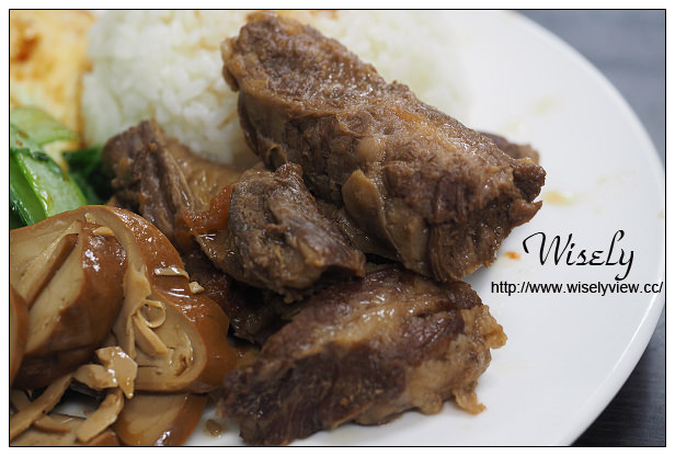 【食記】台北市。松山區：富錦街美食@餅王～捲餅蔥油餅博賣，牛腩飯也大推