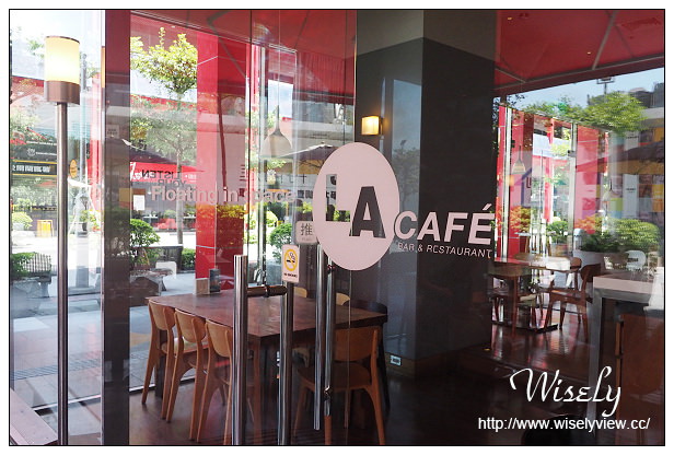 【食記】台北信義。捷運市政府站：信義威秀 LA CAFÉ＠美式酒吧餐廳，消磨時間的好地方