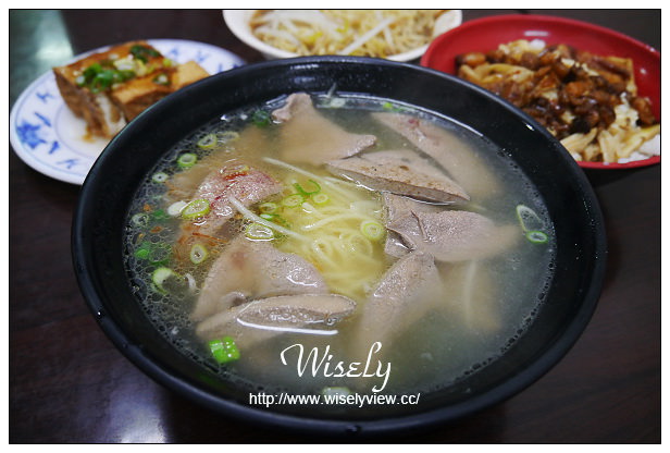 【食記】新北市。永和區：樂華夜市＠侯記米粉湯，平價多樣化黑白切小吃～捷運頂溪站美食