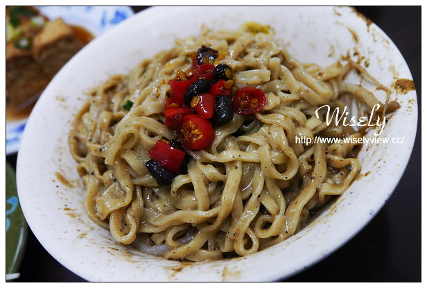 【食記】新北市。永和區：樂華夜市＠侯記米粉湯，平價多樣化黑白切小吃～捷運頂溪站美食