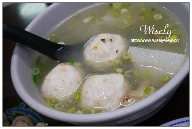 【食記】新北市。永和區：樂華夜市＠侯記米粉湯，平價多樣化黑白切小吃～捷運頂溪站美食