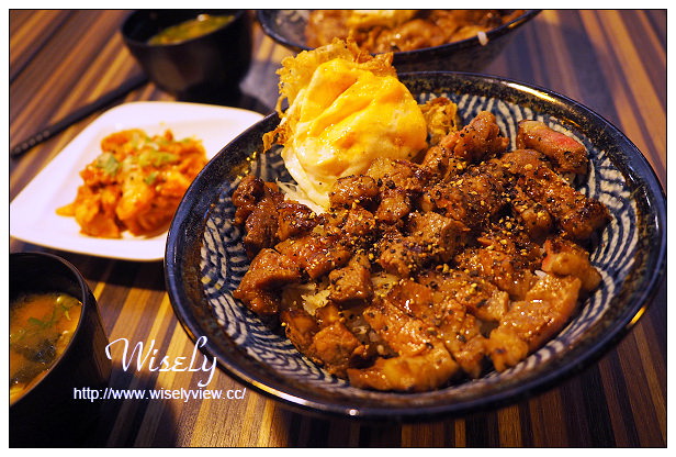 【食記】台北市。中正區：台大公館美食＠燒肉丼販～日式食券販賣機購餐，捷運公館站美食