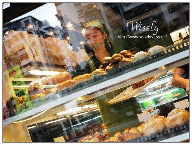 新莊 里洋烘培坊︱在地知名麵包甜點店，帕瑪森乳酪蛋糕、堅果塔&奶酪品嚐分享