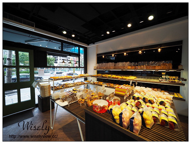 新莊 里洋烘培坊︱在地知名麵包甜點店，帕瑪森乳酪蛋糕、堅果塔&奶酪品嚐分享