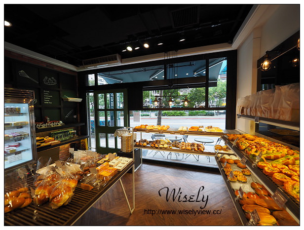 新莊 里洋烘培坊︱在地知名麵包甜點店，帕瑪森乳酪蛋糕、堅果塔&奶酪品嚐分享