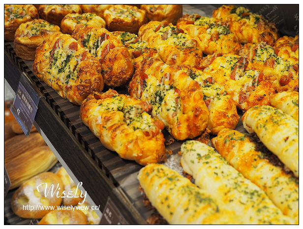 新莊 里洋烘培坊︱在地知名麵包甜點店，帕瑪森乳酪蛋糕、堅果塔&奶酪品嚐分享