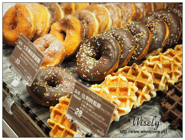 新莊 里洋烘培坊︱在地知名麵包甜點店，帕瑪森乳酪蛋糕、堅果塔&奶酪品嚐分享