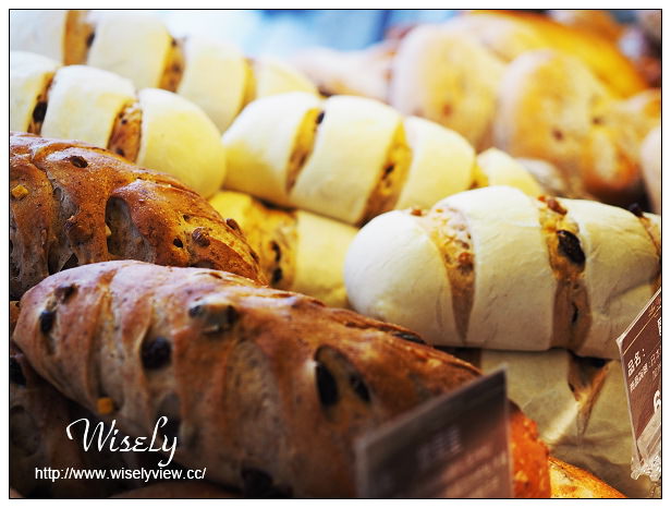 新莊 里洋烘培坊︱在地知名麵包甜點店，帕瑪森乳酪蛋糕、堅果塔&奶酪品嚐分享