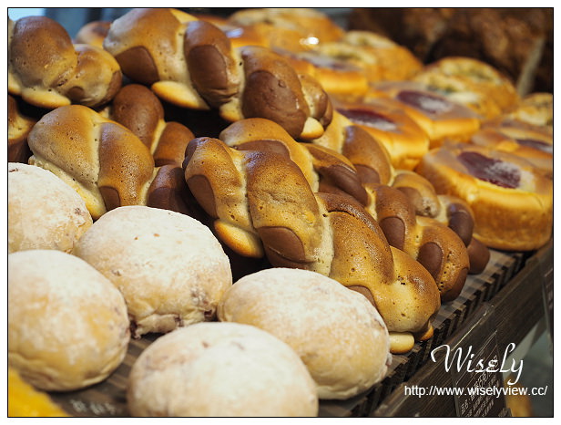 新莊 里洋烘培坊︱在地知名麵包甜點店，帕瑪森乳酪蛋糕、堅果塔&奶酪品嚐分享