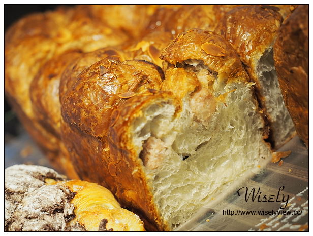 新莊 里洋烘培坊︱在地知名麵包甜點店，帕瑪森乳酪蛋糕、堅果塔&奶酪品嚐分享