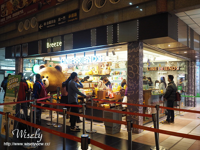 【遊記】台北火車站。北二門：LINE FRIENDS STORE微風北車店、湯瑪士小火車聖誕樹