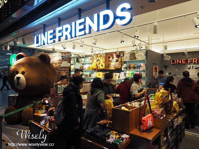 【遊記】台北火車站。北二門：LINE FRIENDS STORE微風北車店、湯瑪士小火車聖誕樹