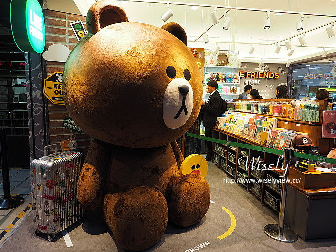 【遊記】台北火車站。北二門：LINE FRIENDS STORE微風北車店、湯瑪士小火車聖誕樹