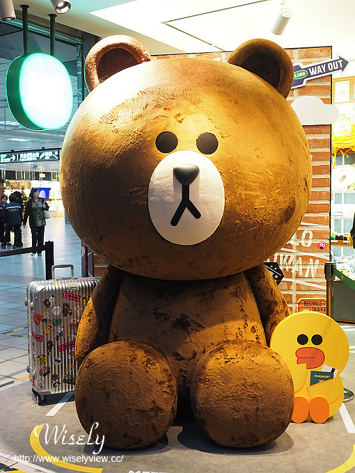 【遊記】台北火車站。北二門：LINE FRIENDS STORE微風北車店、湯瑪士小火車聖誕樹
