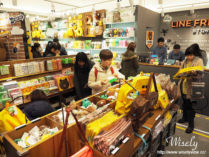 【遊記】台北火車站。北二門：LINE FRIENDS STORE微風北車店、湯瑪士小火車聖誕樹
