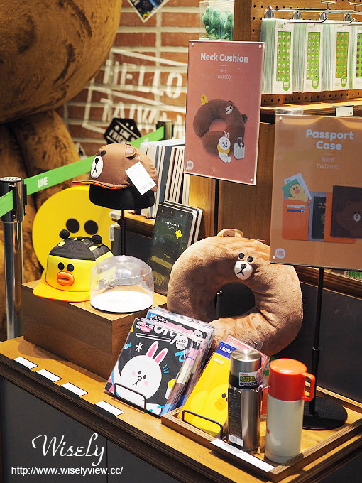 【遊記】台北火車站。北二門：LINE FRIENDS STORE微風北車店、湯瑪士小火車聖誕樹