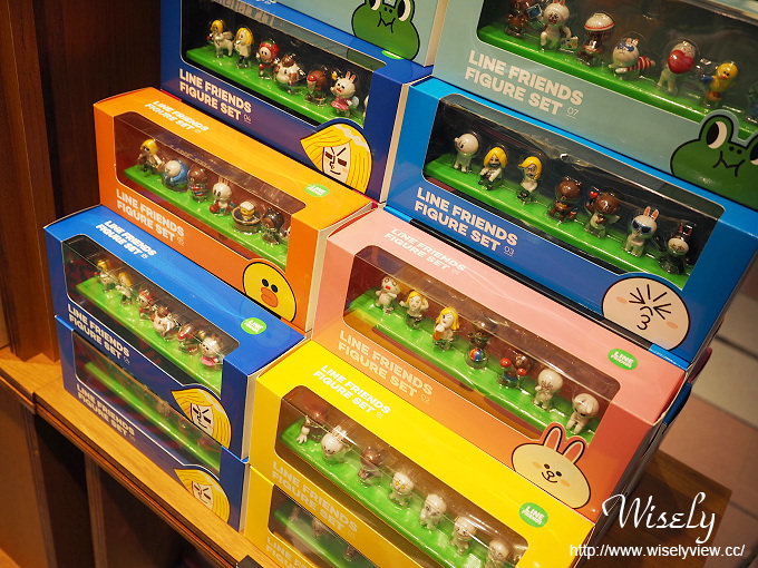 【遊記】台北火車站。北二門：LINE FRIENDS STORE微風北車店、湯瑪士小火車聖誕樹