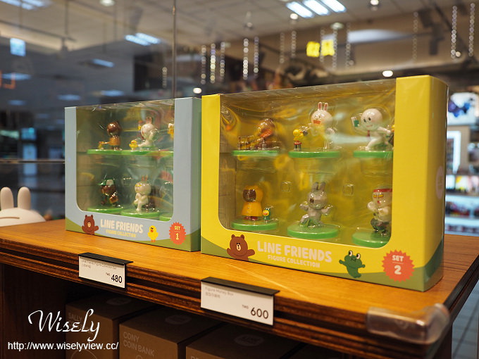 【遊記】台北火車站。北二門：LINE FRIENDS STORE微風北車店、湯瑪士小火車聖誕樹