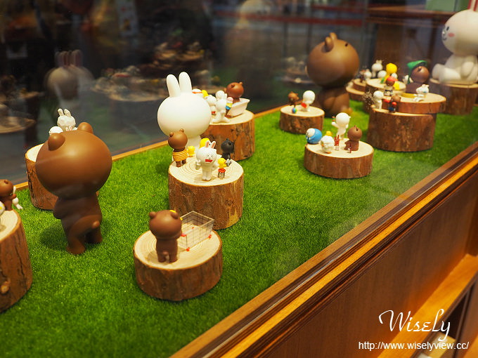 【遊記】台北火車站。北二門：LINE FRIENDS STORE微風北車店、湯瑪士小火車聖誕樹