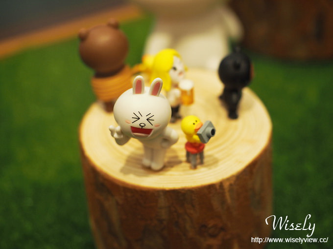 【遊記】台北火車站。北二門：LINE FRIENDS STORE微風北車店、湯瑪士小火車聖誕樹