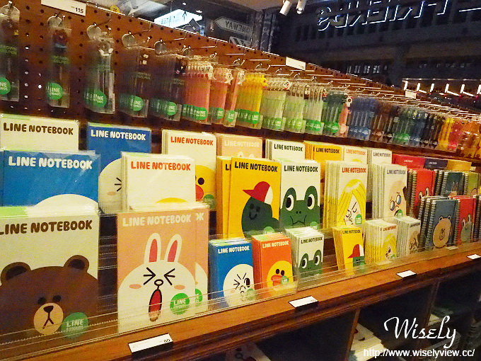 【遊記】台北火車站。北二門：LINE FRIENDS STORE微風北車店、湯瑪士小火車聖誕樹