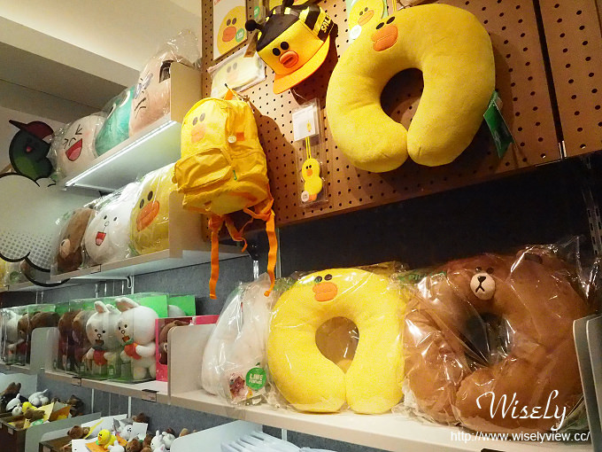 【遊記】台北火車站。北二門：LINE FRIENDS STORE微風北車店、湯瑪士小火車聖誕樹