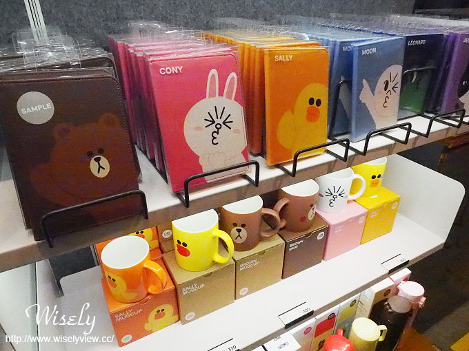 【遊記】台北火車站。北二門：LINE FRIENDS STORE微風北車店、湯瑪士小火車聖誕樹