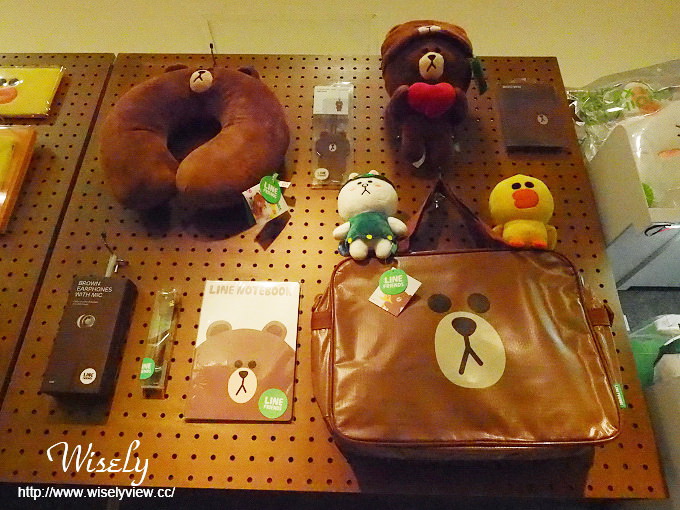 【遊記】台北火車站。北二門：LINE FRIENDS STORE微風北車店、湯瑪士小火車聖誕樹